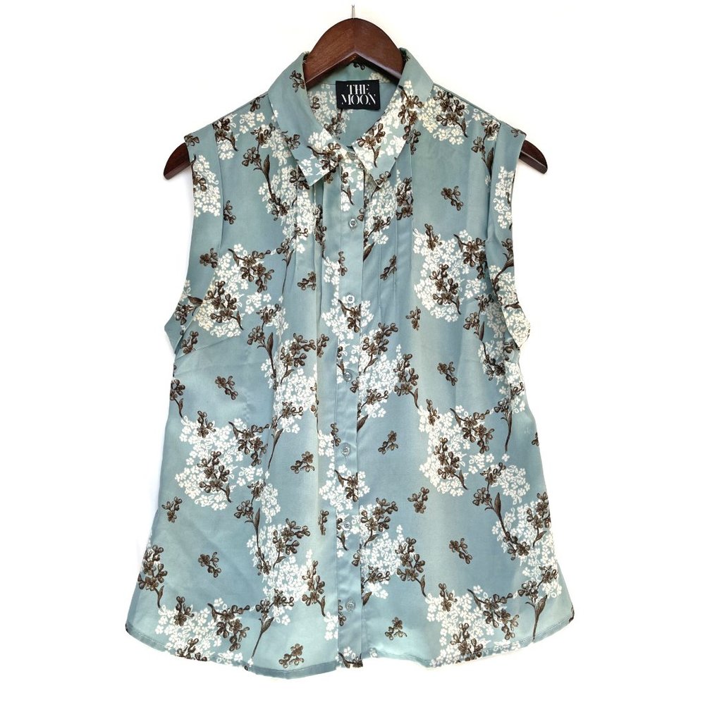 Beautiful printed sleeveless collared blouse